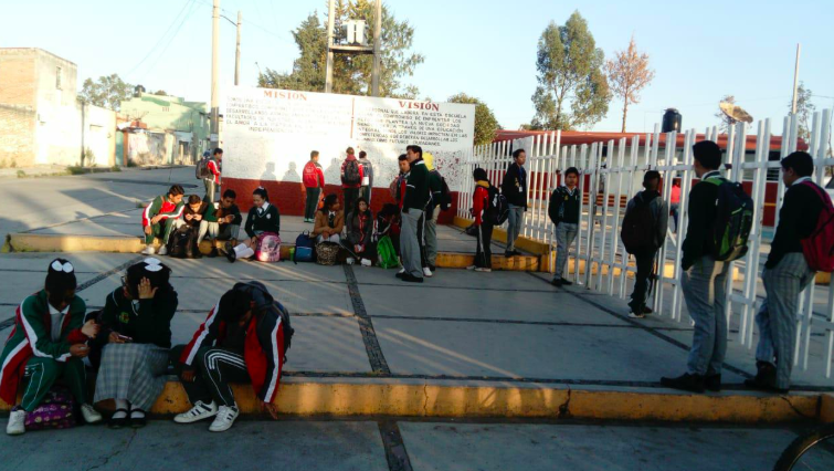 Directivos impiden acceso a escuela en Apizaco